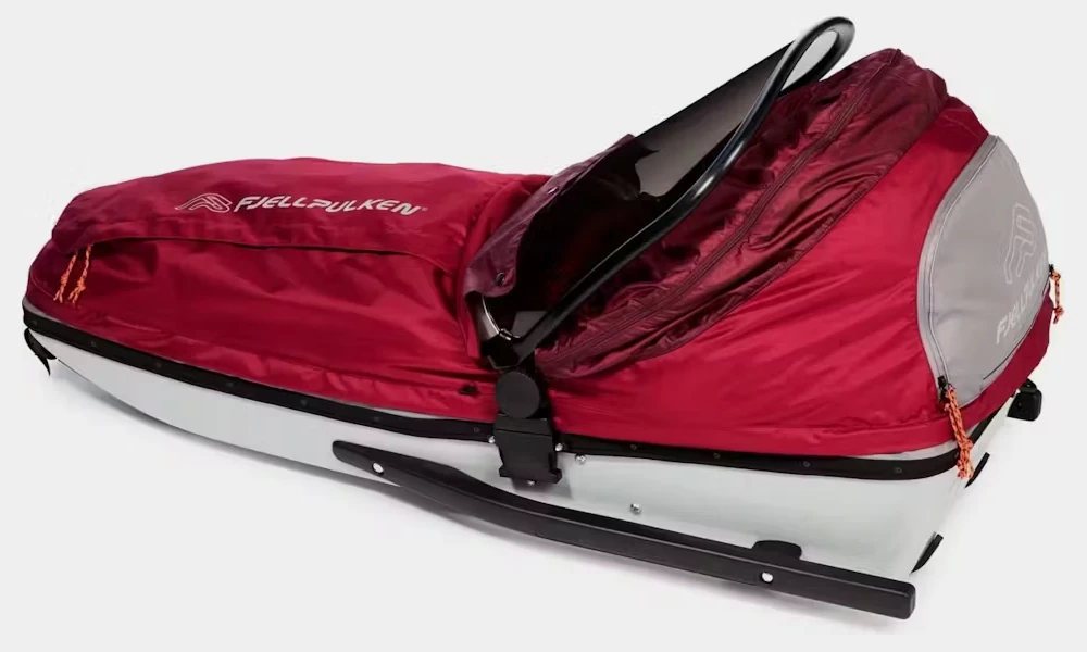 Fjellpulken skidpulka med glasvisir och rött tyg