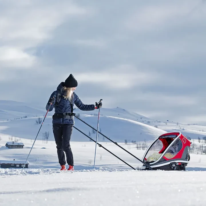 Hamax skidkit gör cykelvagnen till fjällpulka för barn