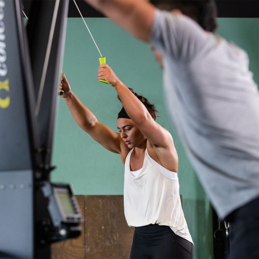 Två personer kör seedningslopp på SkiErg