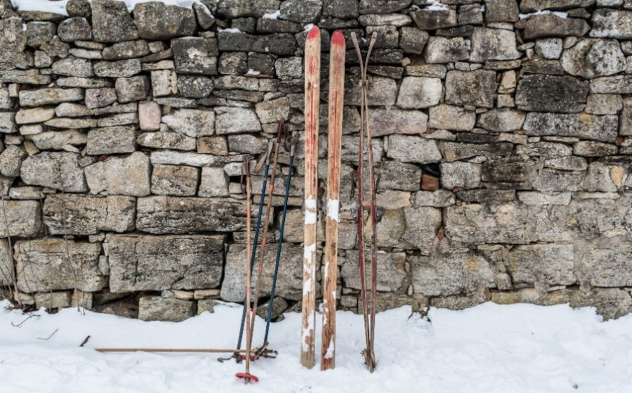 Skogsskidor tva par stavar